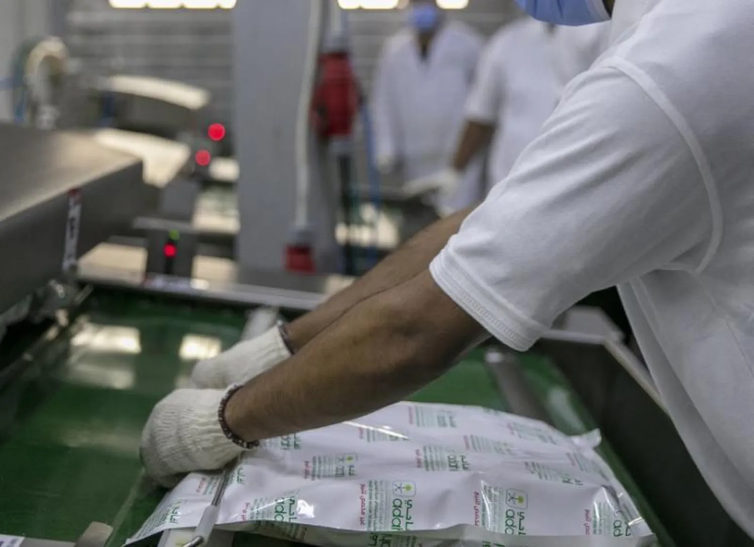 عملية تغليف اللحوم لاحد العاملين في مشروع  «أضاحي» (حساب «أضاحي» الرسمي «تويتر»)