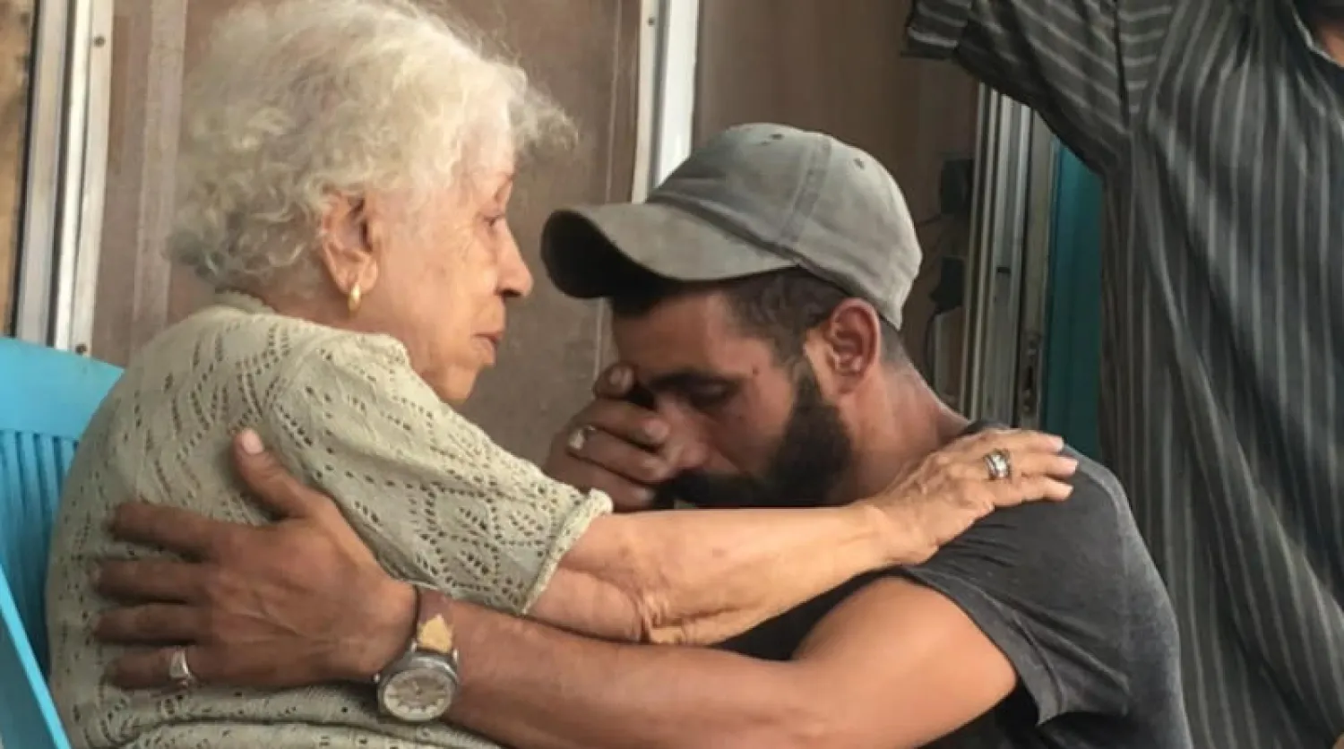 بالفيديو... صياد يودّع آخر ساكنات عوامات نيل القاهرة باكياً