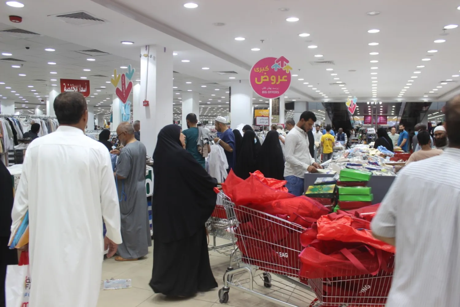 شهدت المتاجر في المنطقة المركزية خلال الأيام الماضية إقبالاً كبيراً من الحجاج لشراء الهدايا والملابس وغيرها (الشرق الأوسط)
