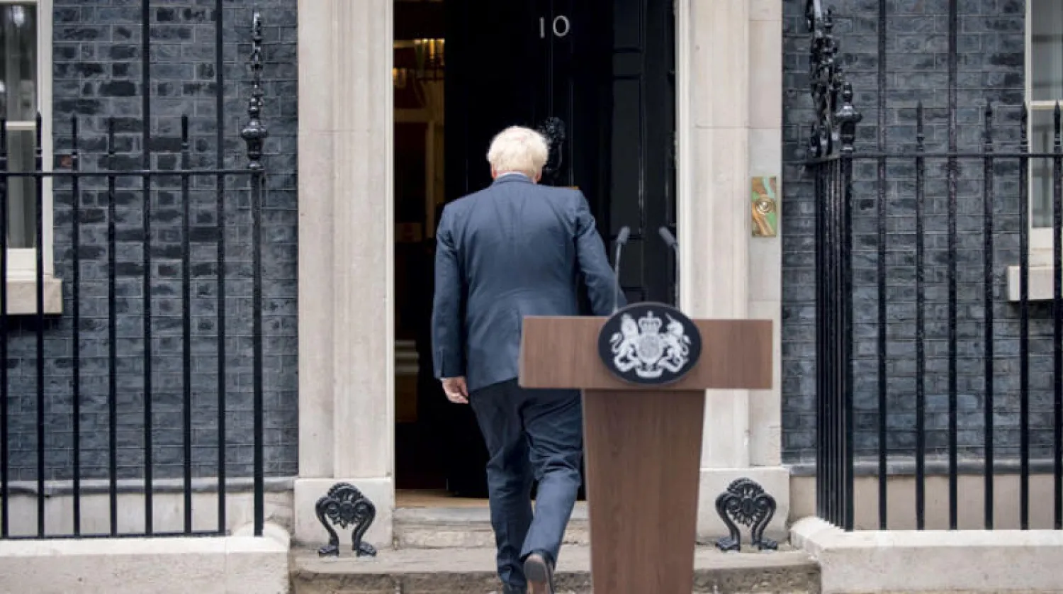 جونسون بعد إعلان استقالته أمام مقر رئاسة الوزراء في لندن أمس (إ.ب.أ)