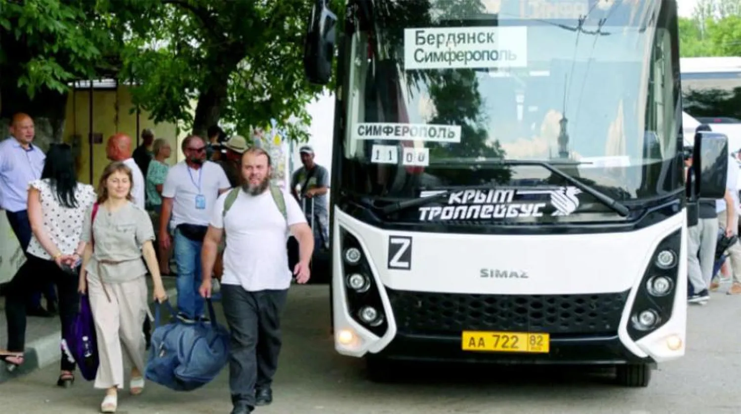 Rus güçleri tarafından kontrol edilen Ukrayna'nın Berdyansk kentine 1 Temmuz'da insanlar gelirken (Reuters)