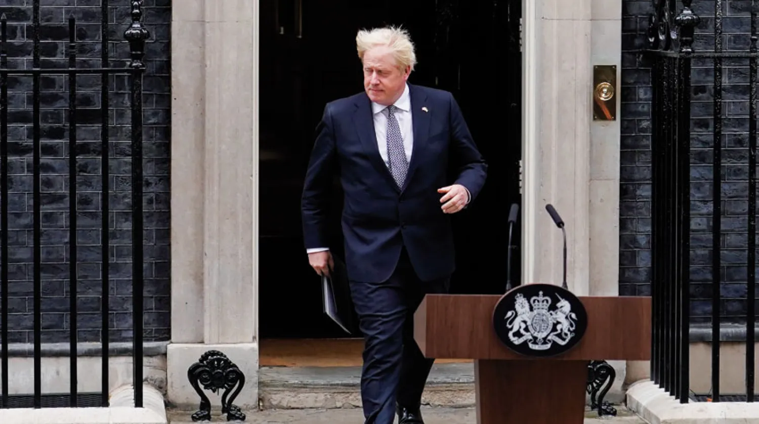 جونسون لدى خروجه من 10 داونينغ ستريت(ا.ب)