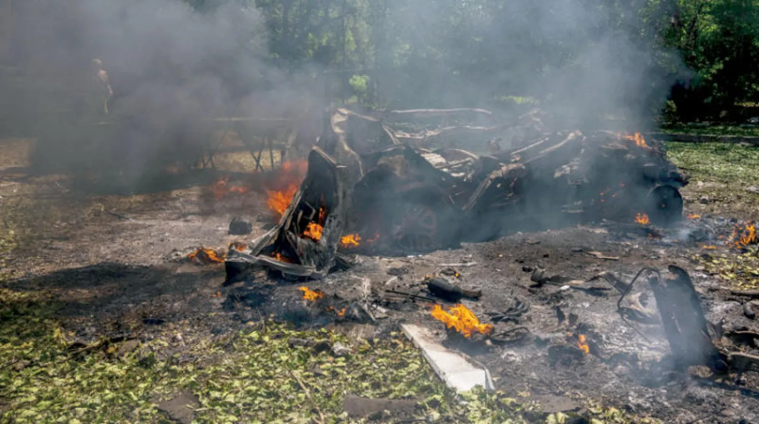 سيارة متفحمة في منطقة سكنية بكراماتورسك في منطقة دونيتسك، في 7 يوليو (أ.ب)