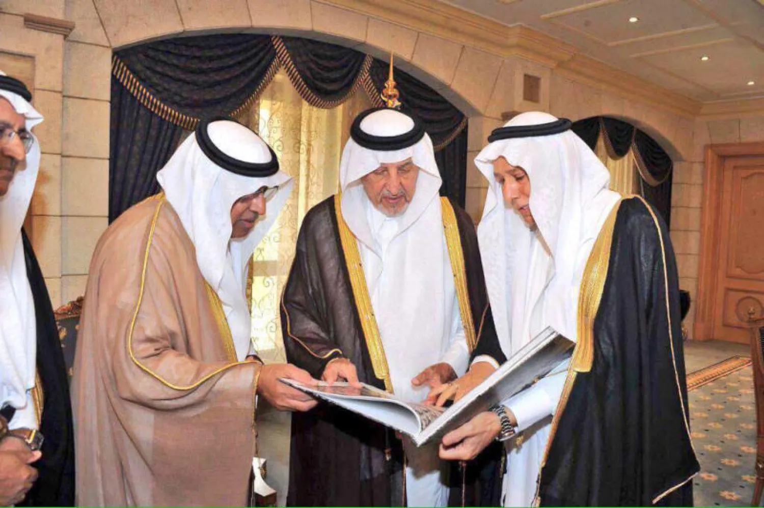 الأمير خالد الفيصل يطلع على نسخة من كتاب «مكة المكرمة من السماء»