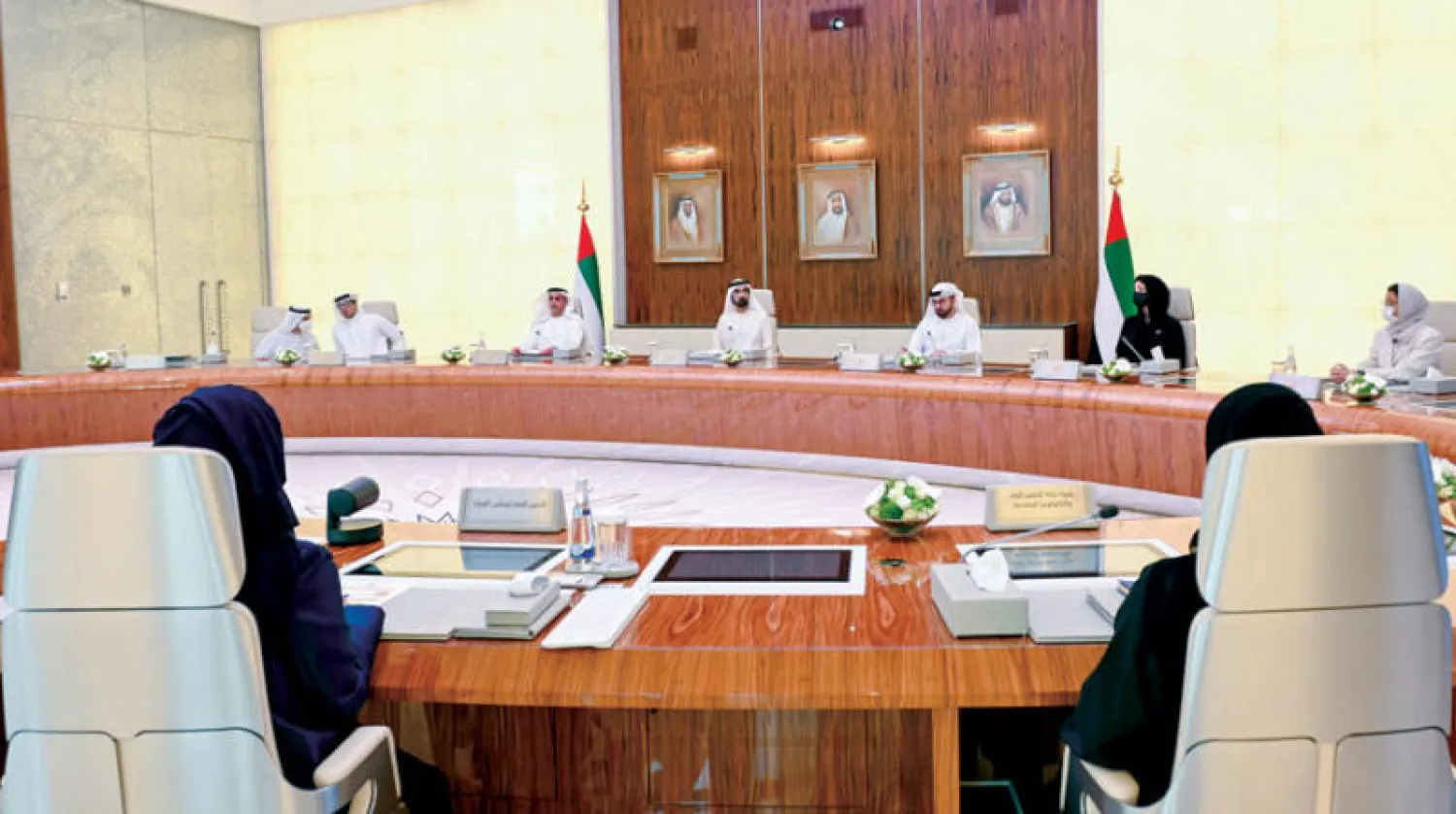 الشيخ محمد بن راشد خلال ترؤسه مجلس الوزراء أمس (وام)