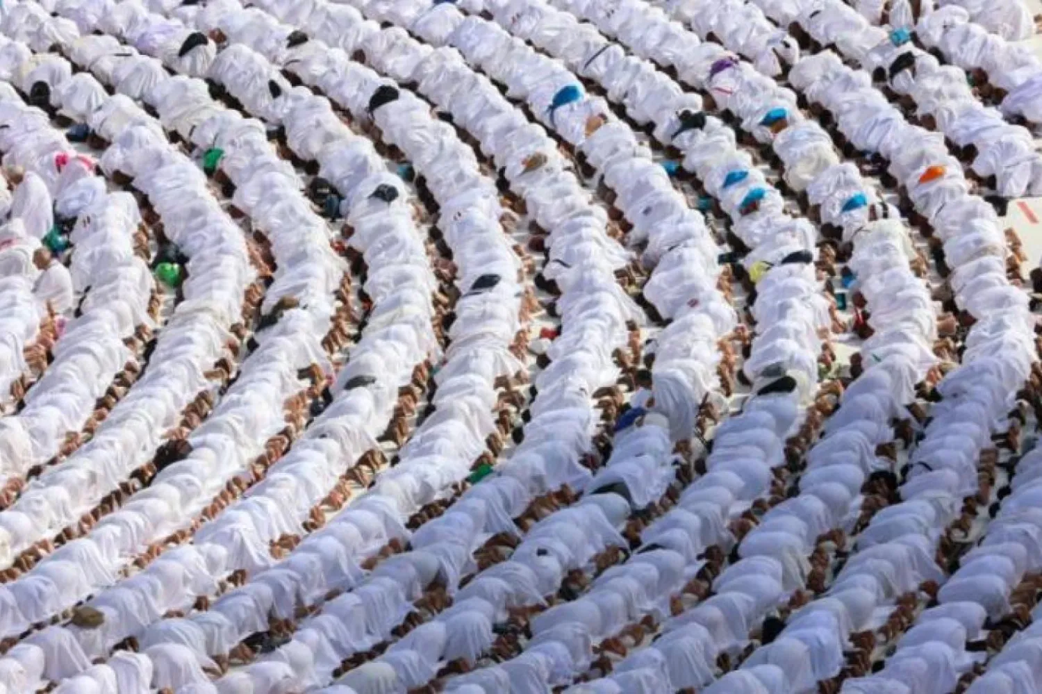 Hacılar Kabe'nin avlusunda namaz kılarken. Fotoğraf: AFP

