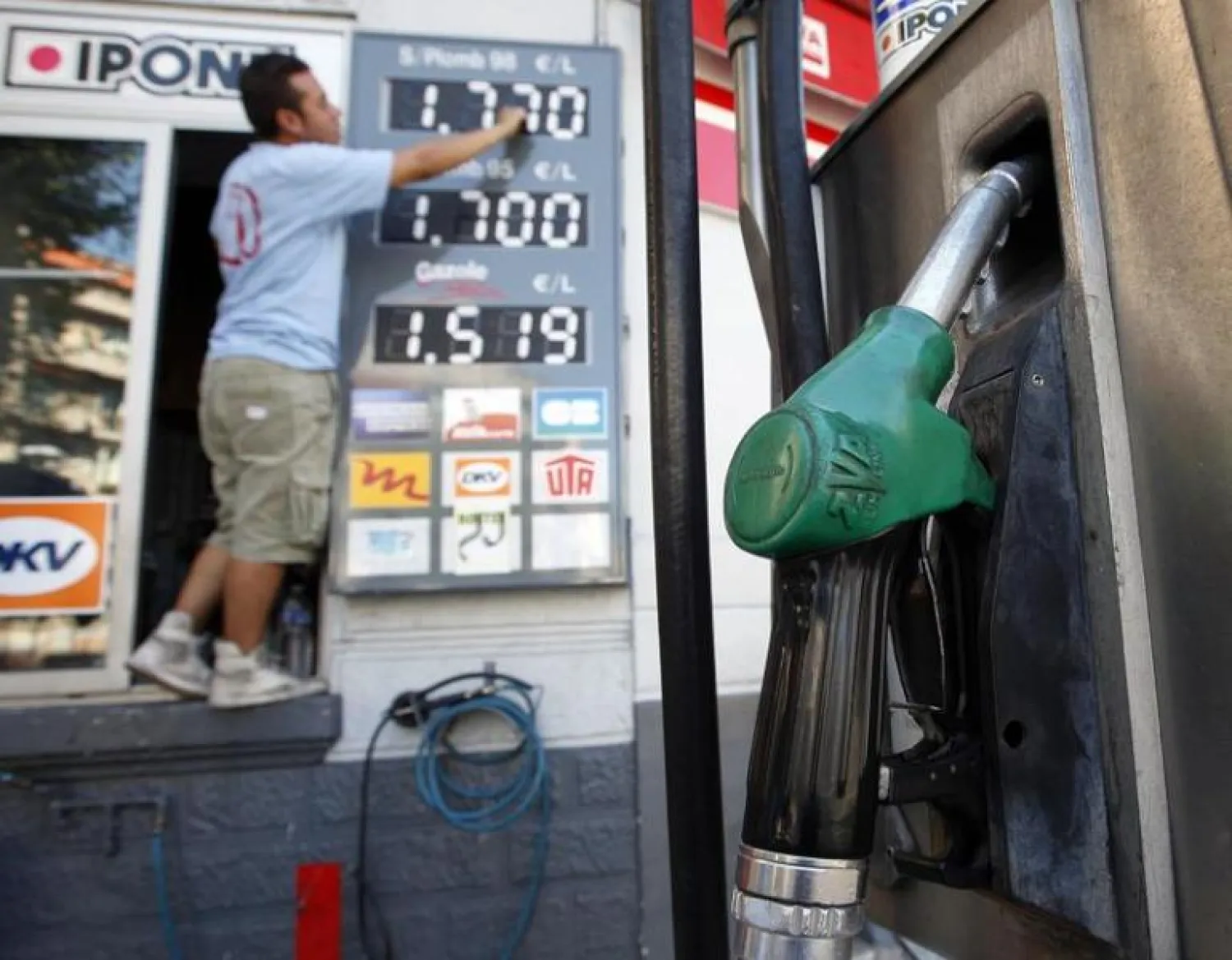 الخطة تستهدف الاستمرار في دعم أسعار المشتقات النفطية حتى الأول من ديسمبر (رويترز)