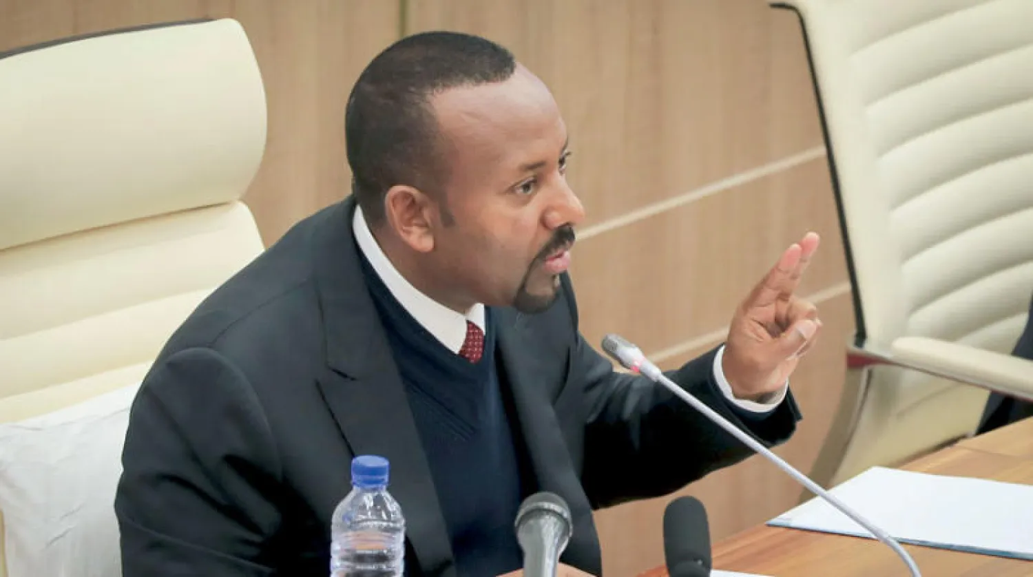 رئيس الوزراء الإثيوبي أبيي أحمد يلقي كلمة أمام المشرعين في البرلمان في العاصمة أديس أبابا أول من أمس (أ.ب)