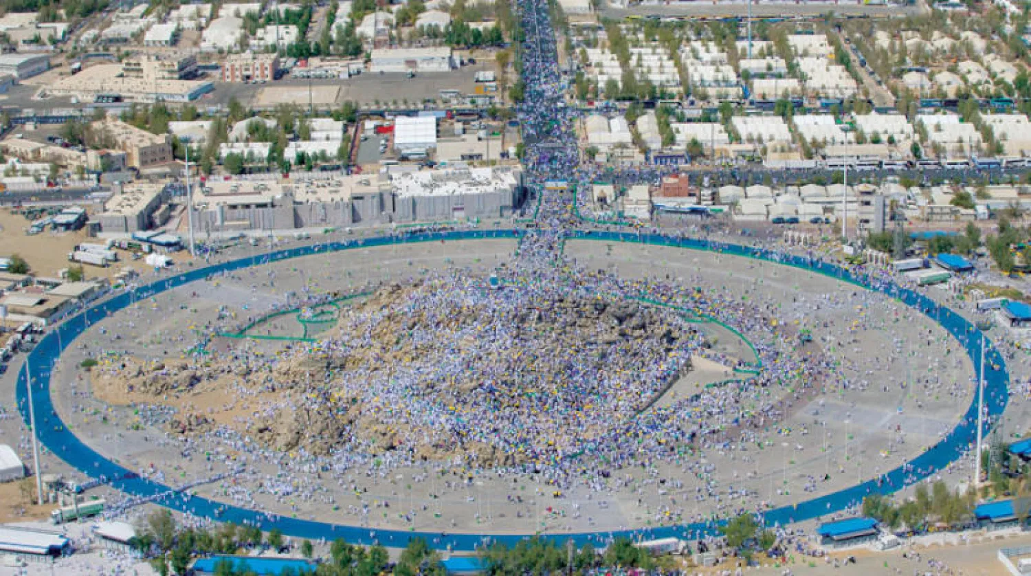 توافد الحجاج كما بدا من سماء عرفات صوب جبل الرحمة صباح الجمعة (تصوير: محمد المانع)