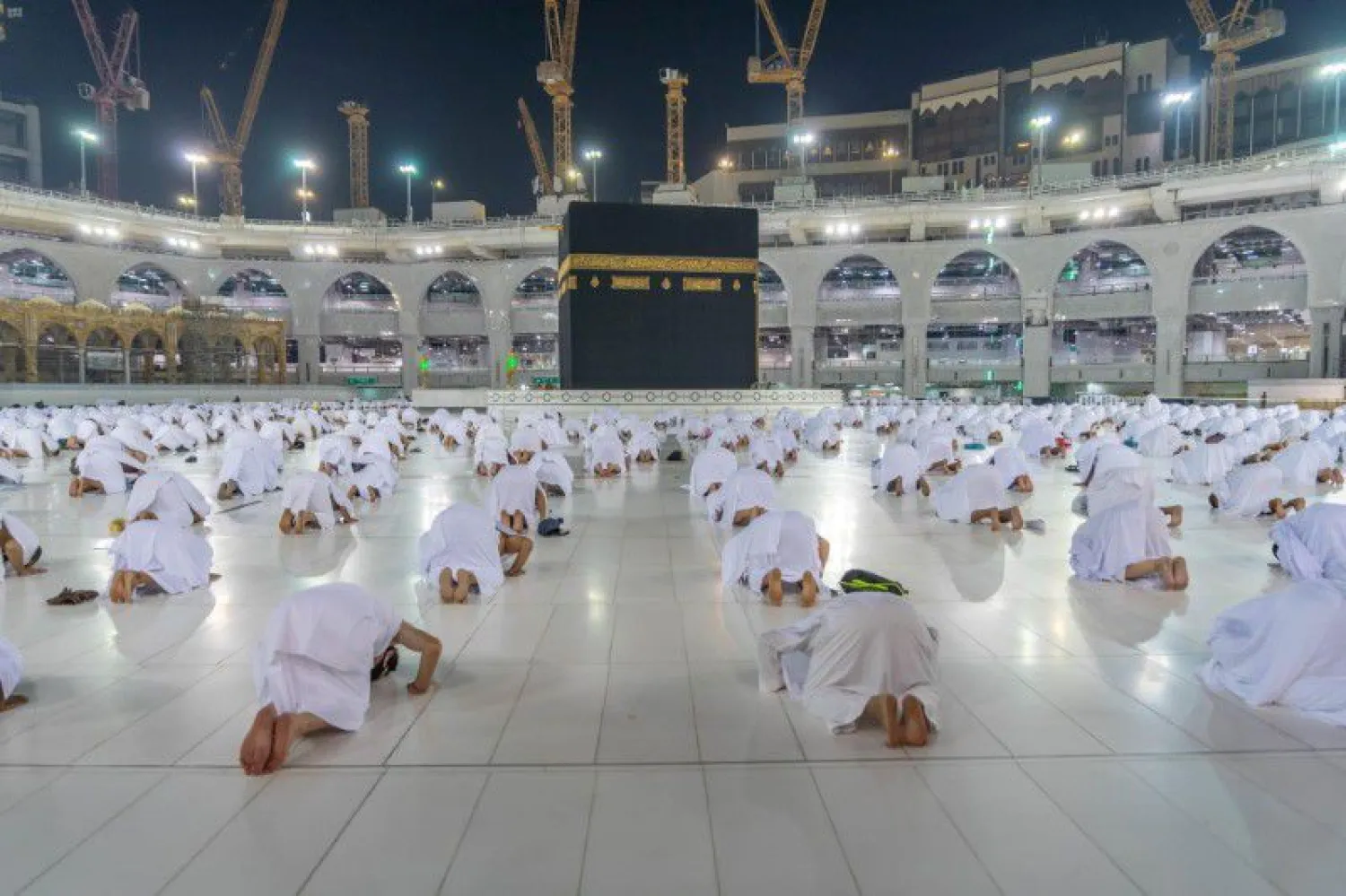  Muslims, keeping a safe social distance, pray as they perform Umrah at the Grand Mosque after Saudi authorities ease the coronavirus disease (COVID-19) restrictions, in the holy city of Mecca, Saudi Arabia, November 1, 2020. Saudi Press Agency/Handout via REUTERS
