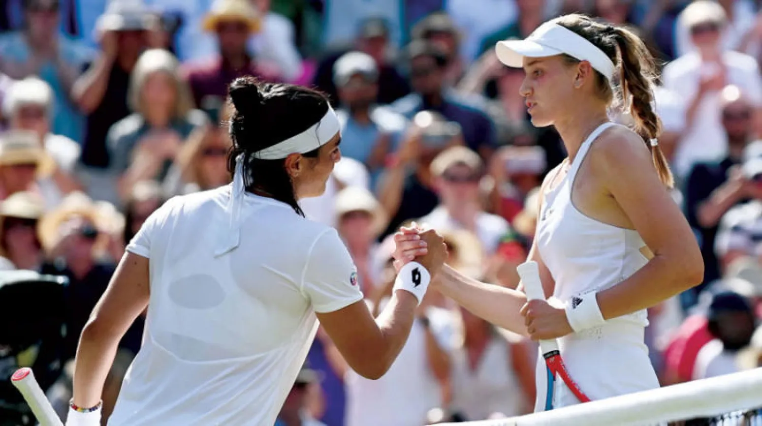 اللاعبتان تتصافحان بعد نهاية المواجهة أمس (إ.ب.أ)