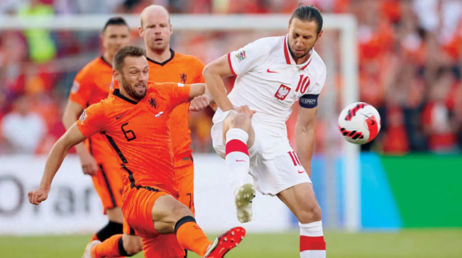النجم البولندي في إحدى مشاركاته مع منتخب بلاده أمام هولندا (إ.ب.أ)