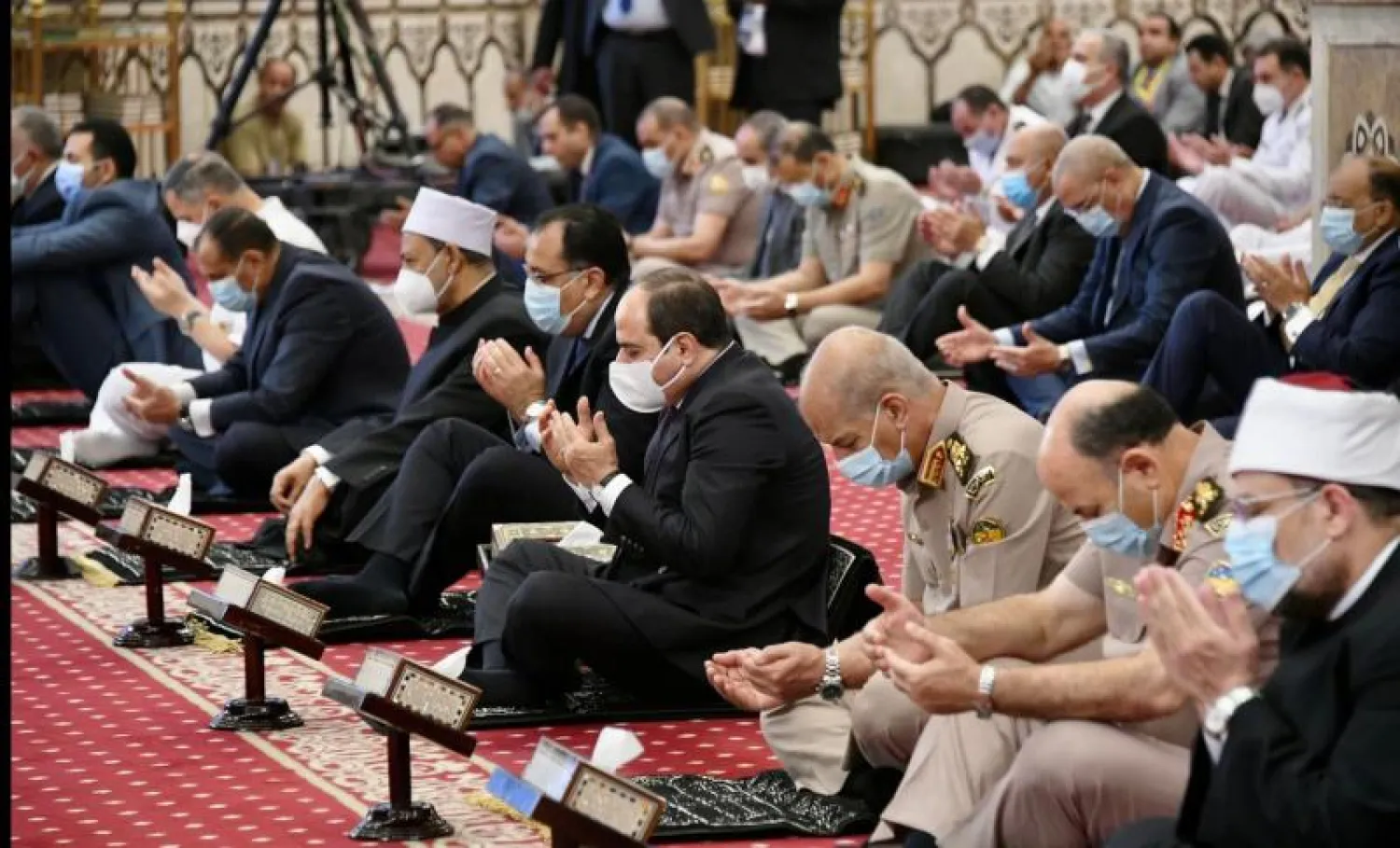 الرئيس المصري عبد الفتاح السيسي وعدد من كبار المسؤولين خلال صلاة عيد الأضحى (الرئاسة المصرية)