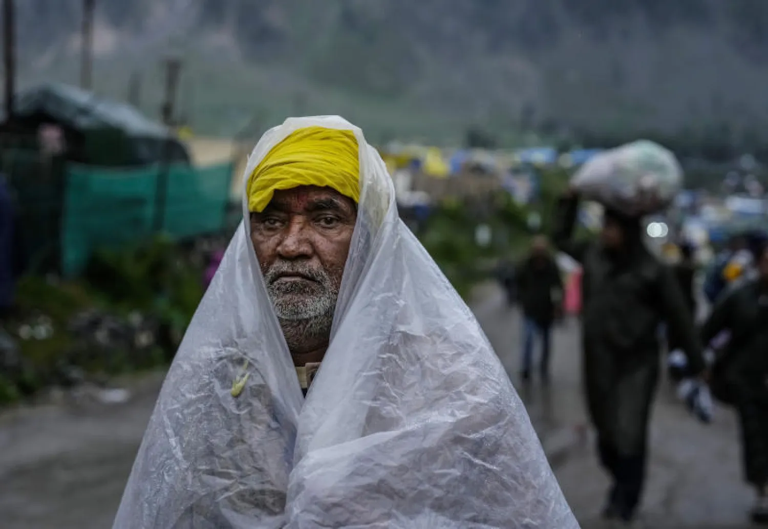 حجاج من الهندوس في قاعدة بالتال بعد العاصفة (أ.ب)