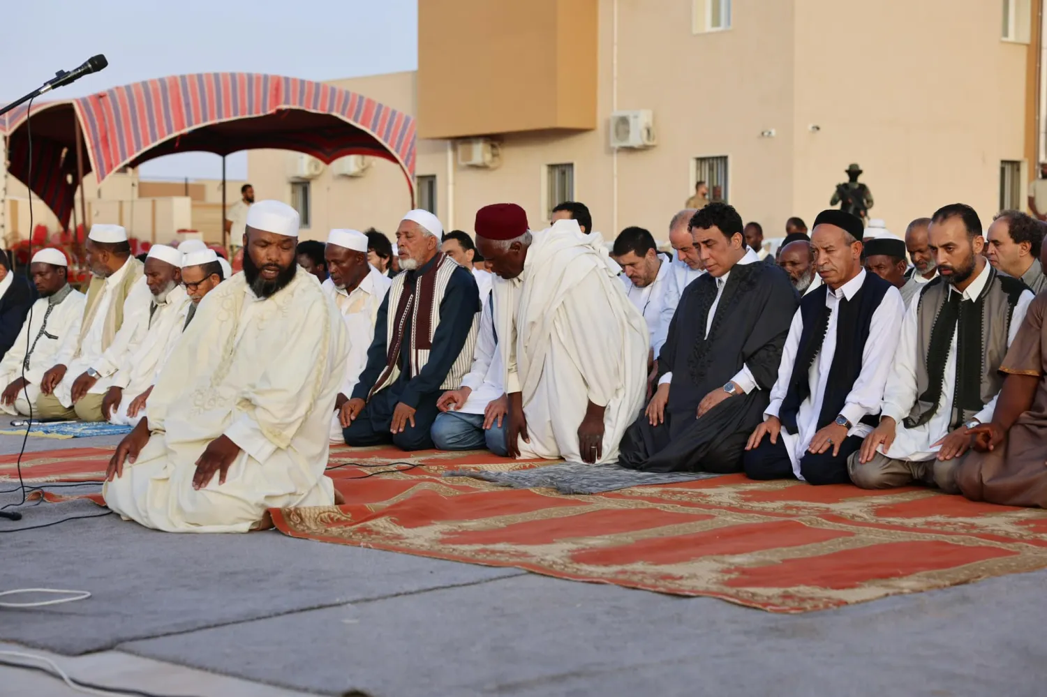 المنفي رئيس المجلس الرئاسي الليبي يؤدي صلاة عيد الأضحى في مدينة تاورغاء شمال غرب (المجلس)