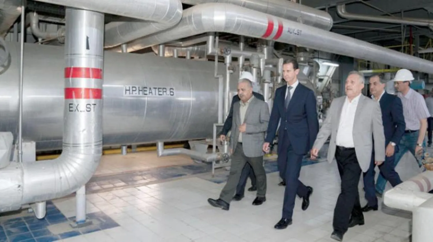 Suriye Devlet Başkanı Beşşar Esed’in dün, Halep’te büyük bir elektrik santralini ziyaret etti. (Suriye Devlet Başkanlığı/AP)