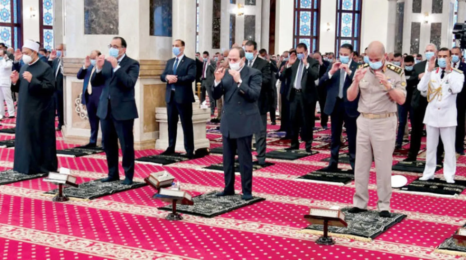 السيسي وعدد من كبار المسؤولين خلال صلاة عيد الأضحى (الرئاسة المصرية)