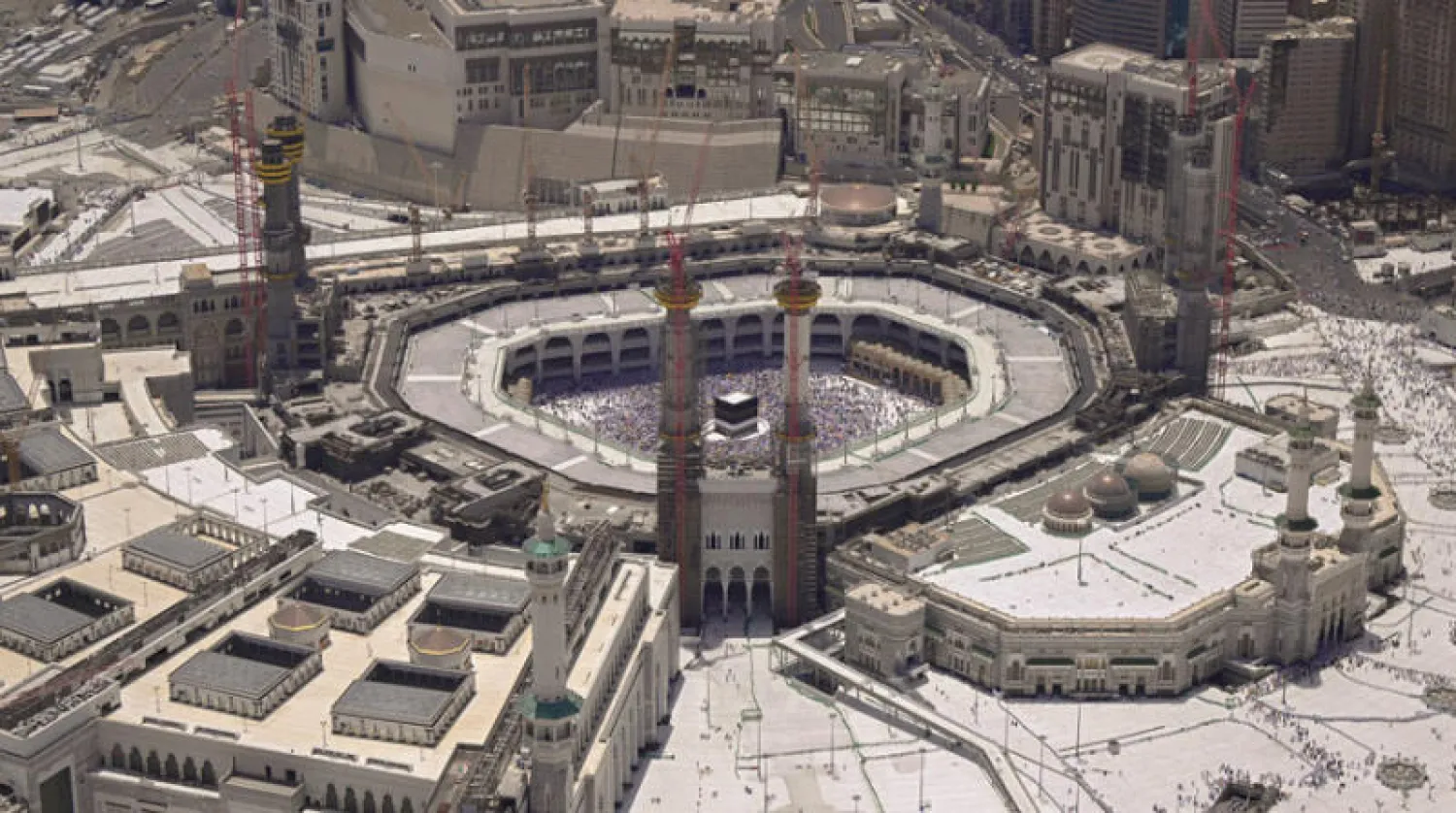 لقطة جوية تظهر حجاجاً يؤدون طواف الإفاضة السبت (تصوير: بشير صالح)