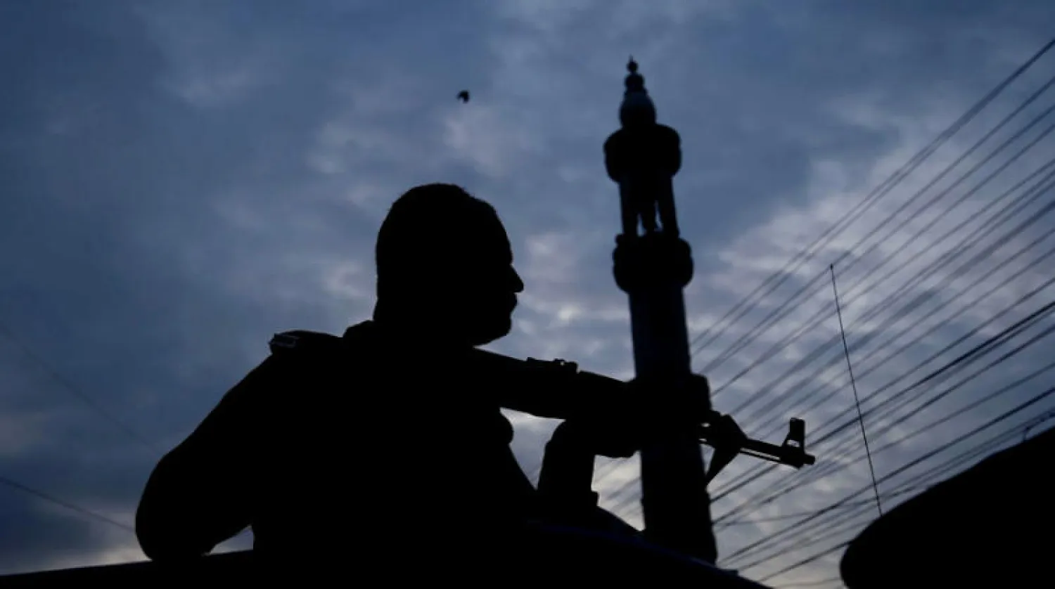 شرطي باكستاني يقوم بالحراسة أثناء أداء المسلمين صلاة عيد الأضحى في كراتشي (أ.ب.إ)