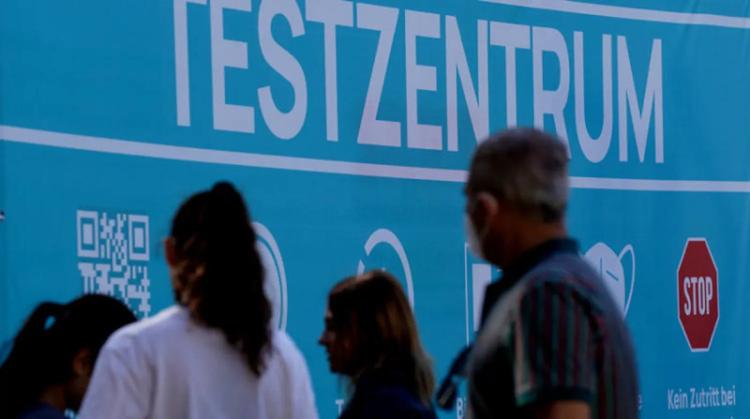 صورة من هامبورغ اواخر الشهر الماضي لمواطنين ينتظرون فحص «كورونا» (د.ب.أ)