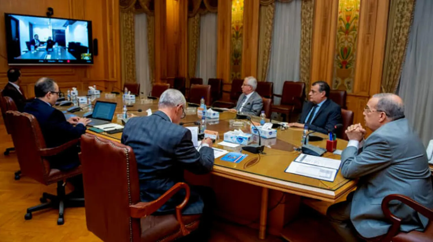 مسؤولون مصريون وإماراتيون خلال اجتماع لمناقشة التعاون في تصنيع السيارات (الحكومة المصرية)