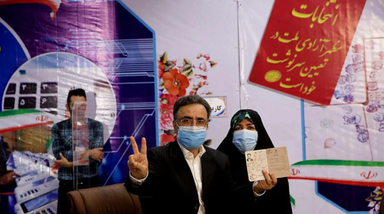 تاج زاده وزوجته بعد تقديم أوراق ترشحة للانتخابات الرئاسية الإيرانية في مايو العام الماضي (أرشيفية-مهر)