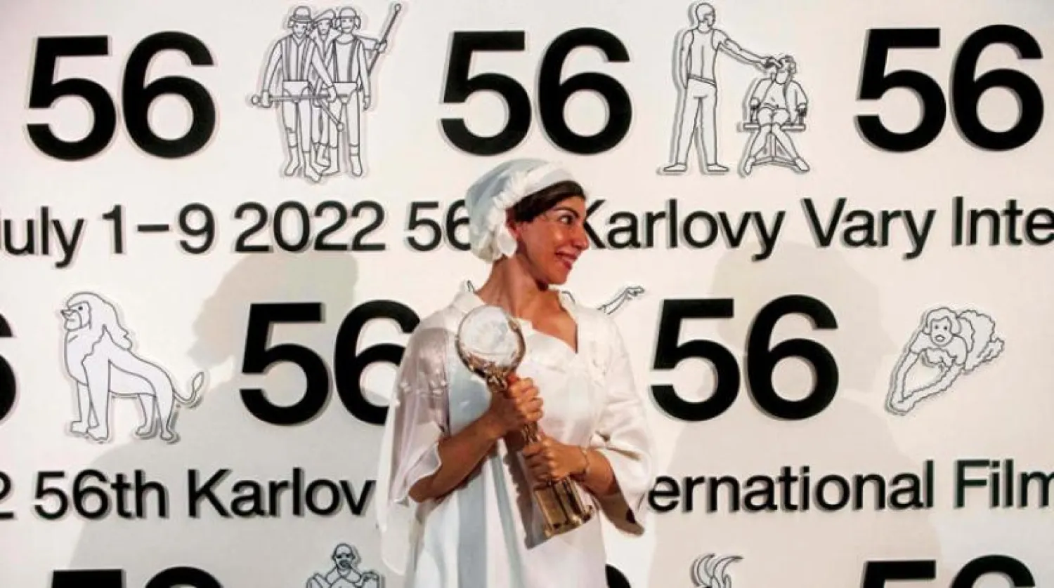 Yönetmen Sarah Froggy, Karlovy Vary Festivali ödülünü aldıktan sonra (AFP)