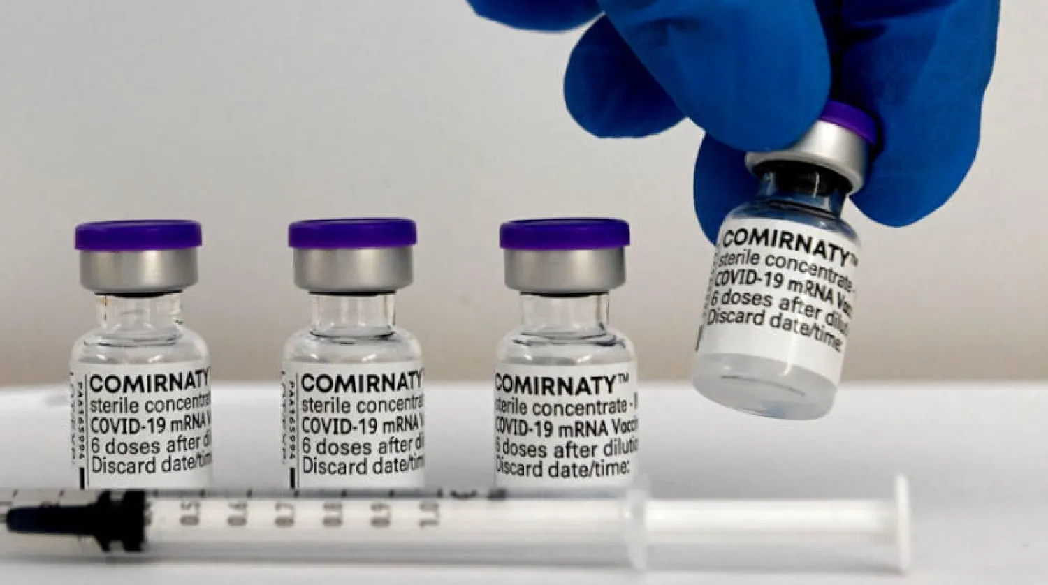 صورة تظهر نماذج من لقاح فايزر ضد فيروس كوفيد 19 في مركز تطعيم في روزنهايم جنوبي ألمانيا الأسبوع الماضي (أ.ف.ب)