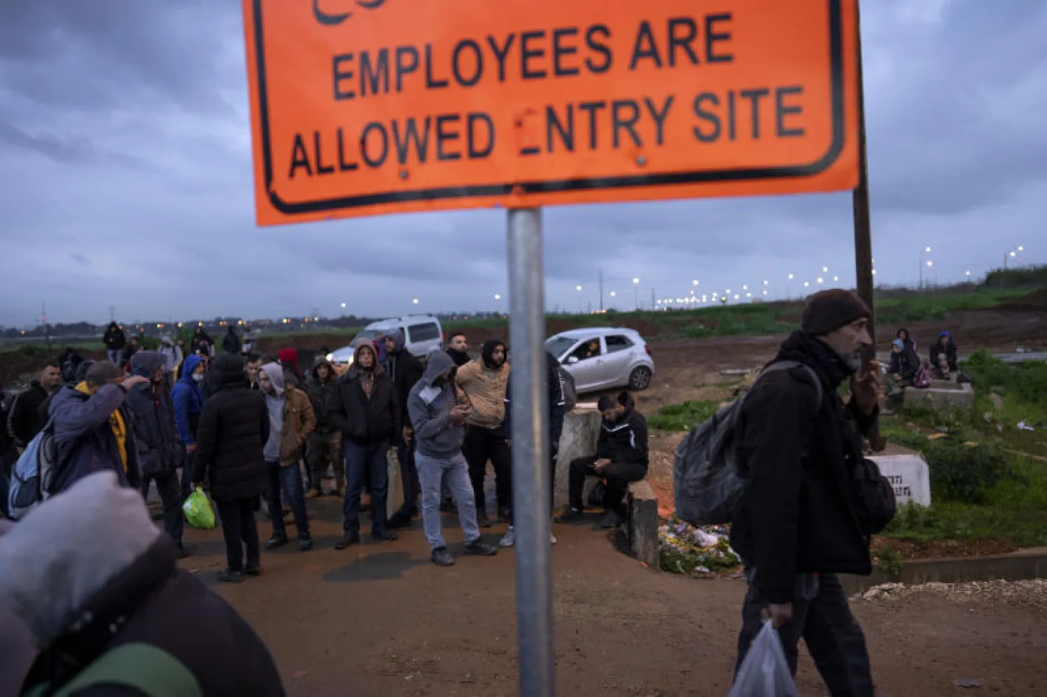 عمال فلسطينيون ينتظرون العبور إلى إسرائيل من الضفة عند معبر «إيال» في 20 فبراير (أ.ب)