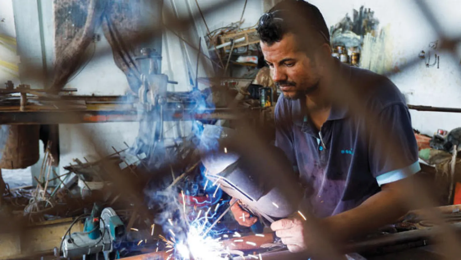 الحداد الفلسطيني فاخر حمد يعمل في ورشته (رويترز)