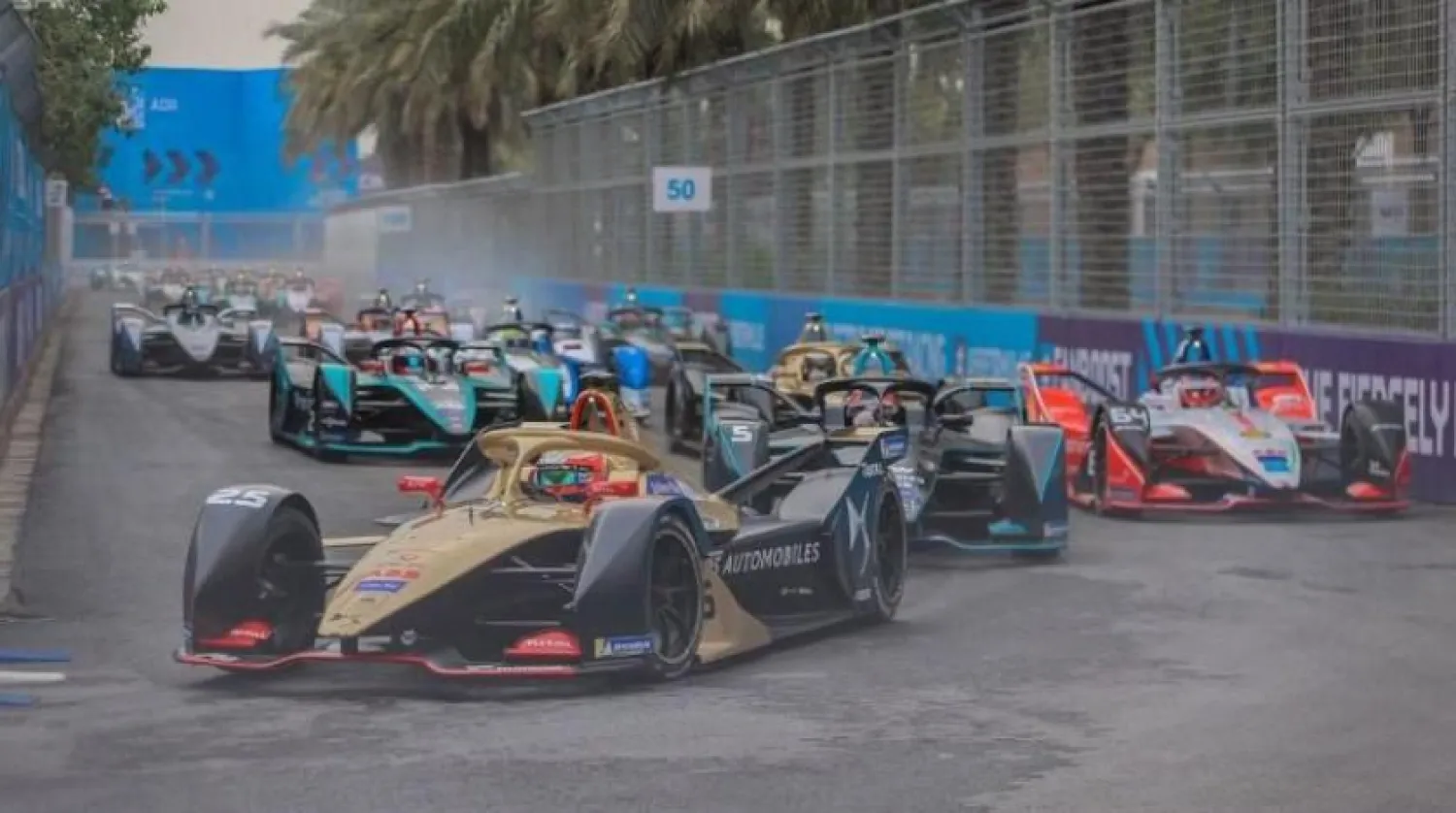 يستعد فريق مكلارين للبطولة في نيوم (الشرق الأوسط)