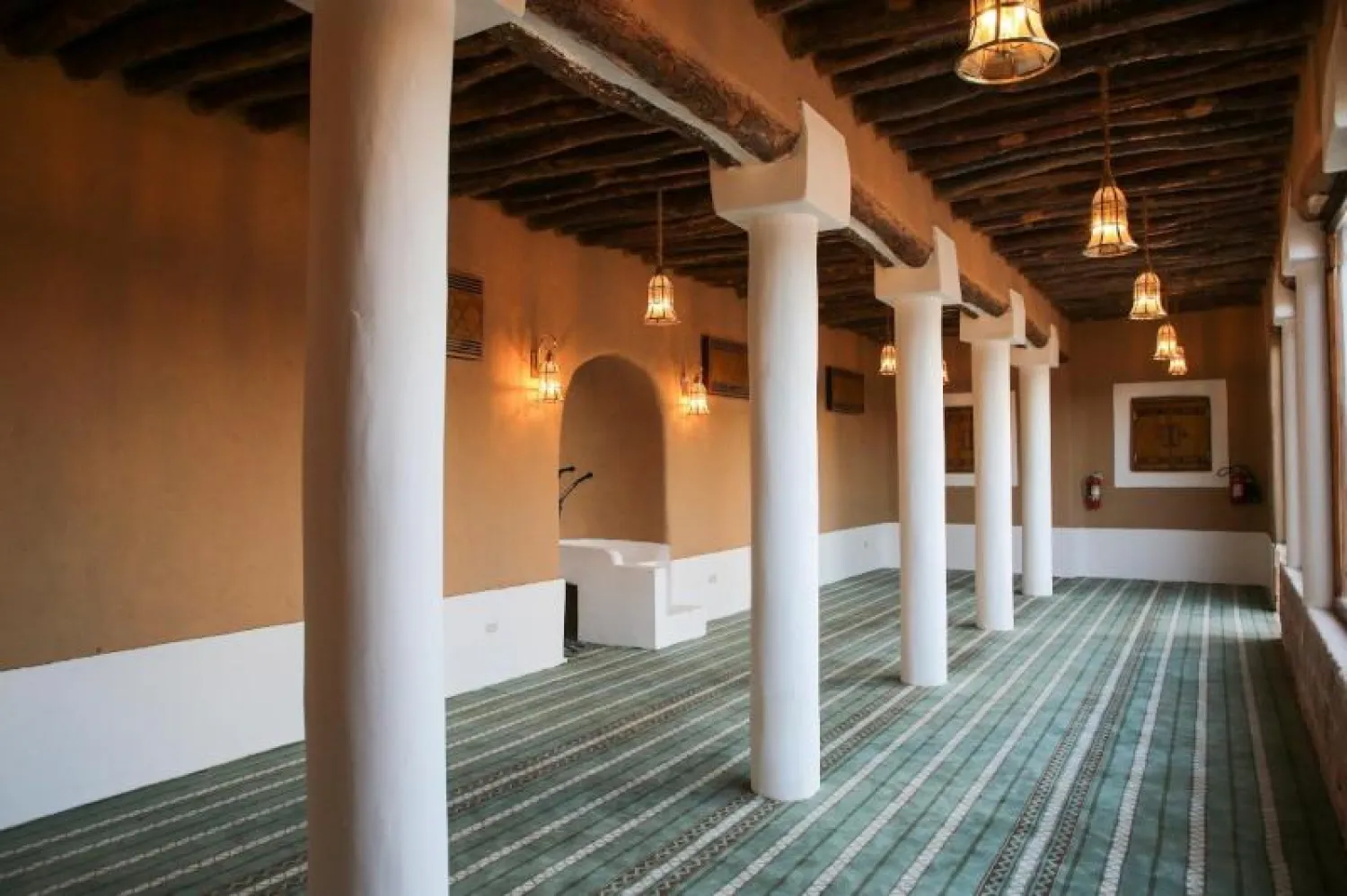 شملت المرحلة الأولى إعادة تأهيل وترميم 30 مسجداً تاريخياً في 10 مناطق (واس)