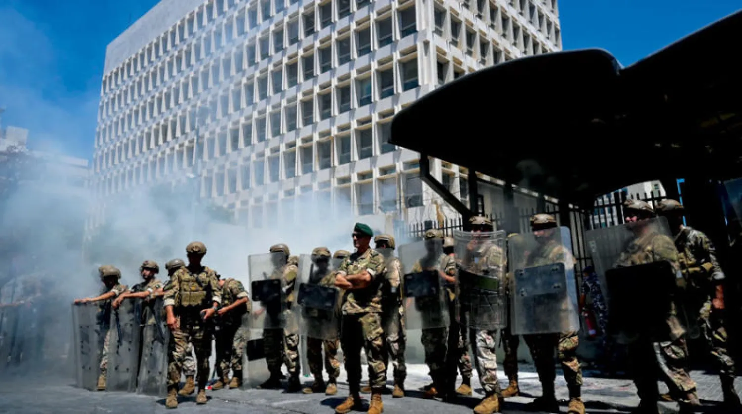 رجال أمن يحرسون المقر الرئيسي لمصرف لبنان خلال مظاهرة أمامه الأسبوع الماضي (إ.ب.أ)