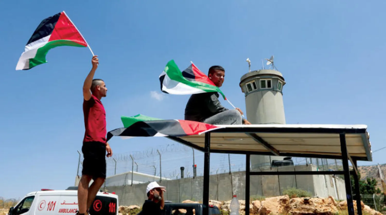 فلسطينيون أثناء محاولتهم العبور إلى وادي الأردن عند حاجز تياسير قرب طوباس بالضفة الغربية في 6 يونيو 2022 (إ.ب.أ)