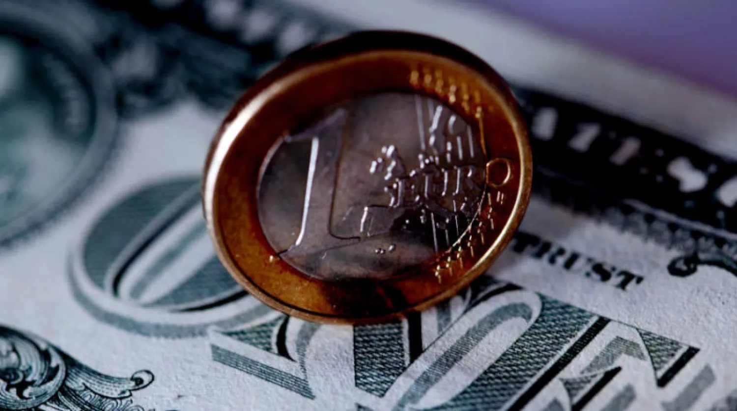 اليورو يتراجع لأدنى مستوى منذ 20 عاماً أمام الدولار (د.ب.أ)
