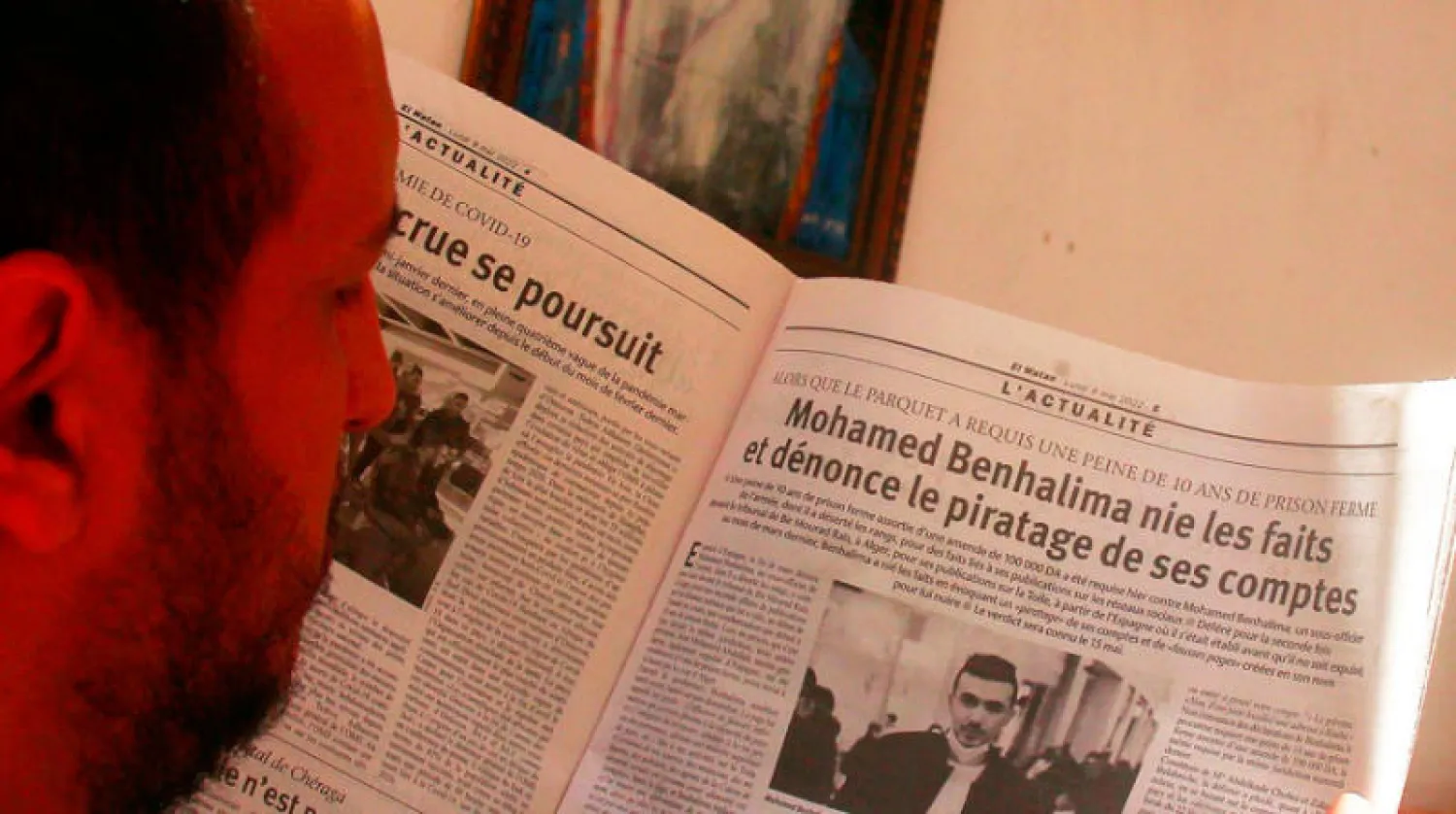 قارئ يتصفح جريدة الوطن الجزائرية في مايو الماضي (أ.ب)