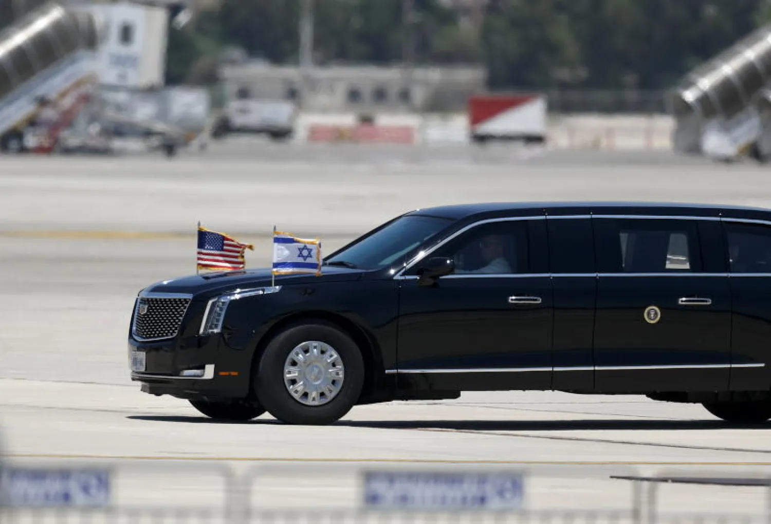 سيارة الرئيس الأميركي جو بايدن اللموزين، والمعروفة باسم «الوحش»، في مطار بن غوريون الدولي في إسرائيل (إ.ب.أ)
