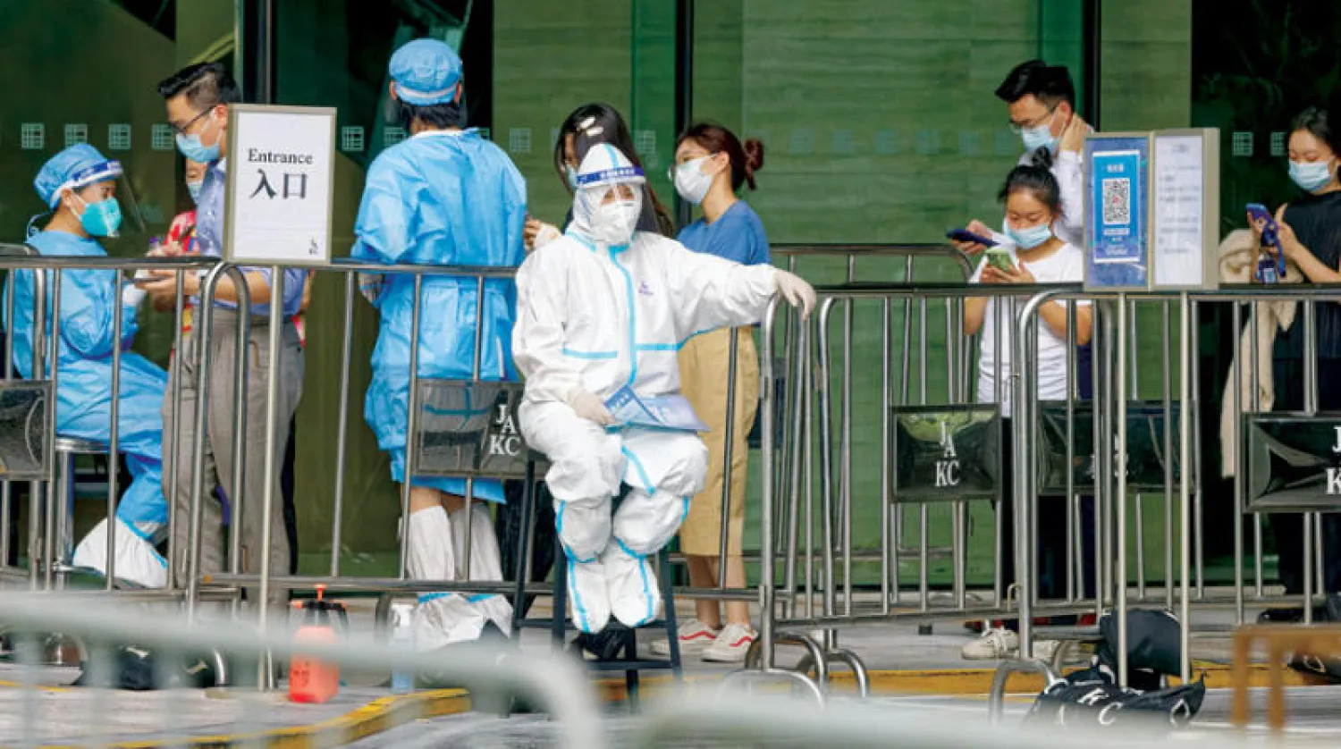 مركز مؤقت لاختبار فيروس «كورونا» في شنغهاي أمس (إ.ب.أ)