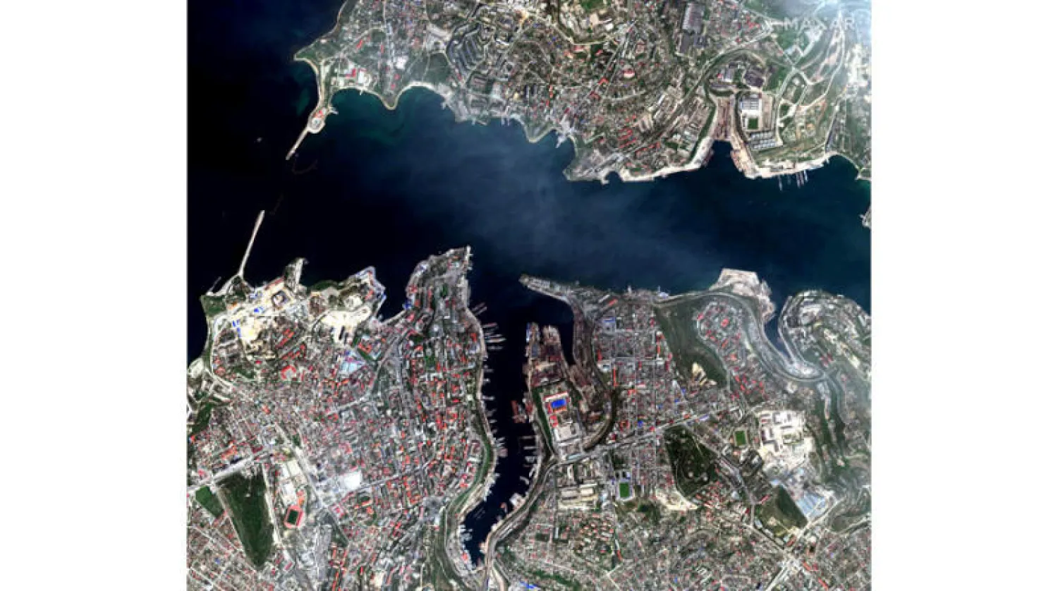 ضمت روسيا شبه جزيرة القرم عام 2014. في الصورة يظهر ميناء سيفاستوبول، الذي يستخدم كقاعدة بحرية للاسطول الروسي(ا.ب.أ)