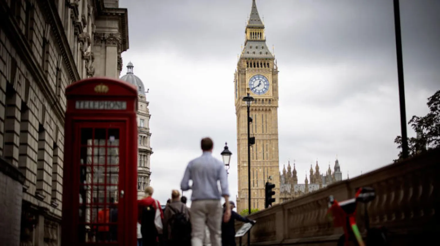 عابرون في شارع قرب برج إليزابيث في وستمنستر وسط لندن 6 يونيو 2022 (إ.ب.أ)