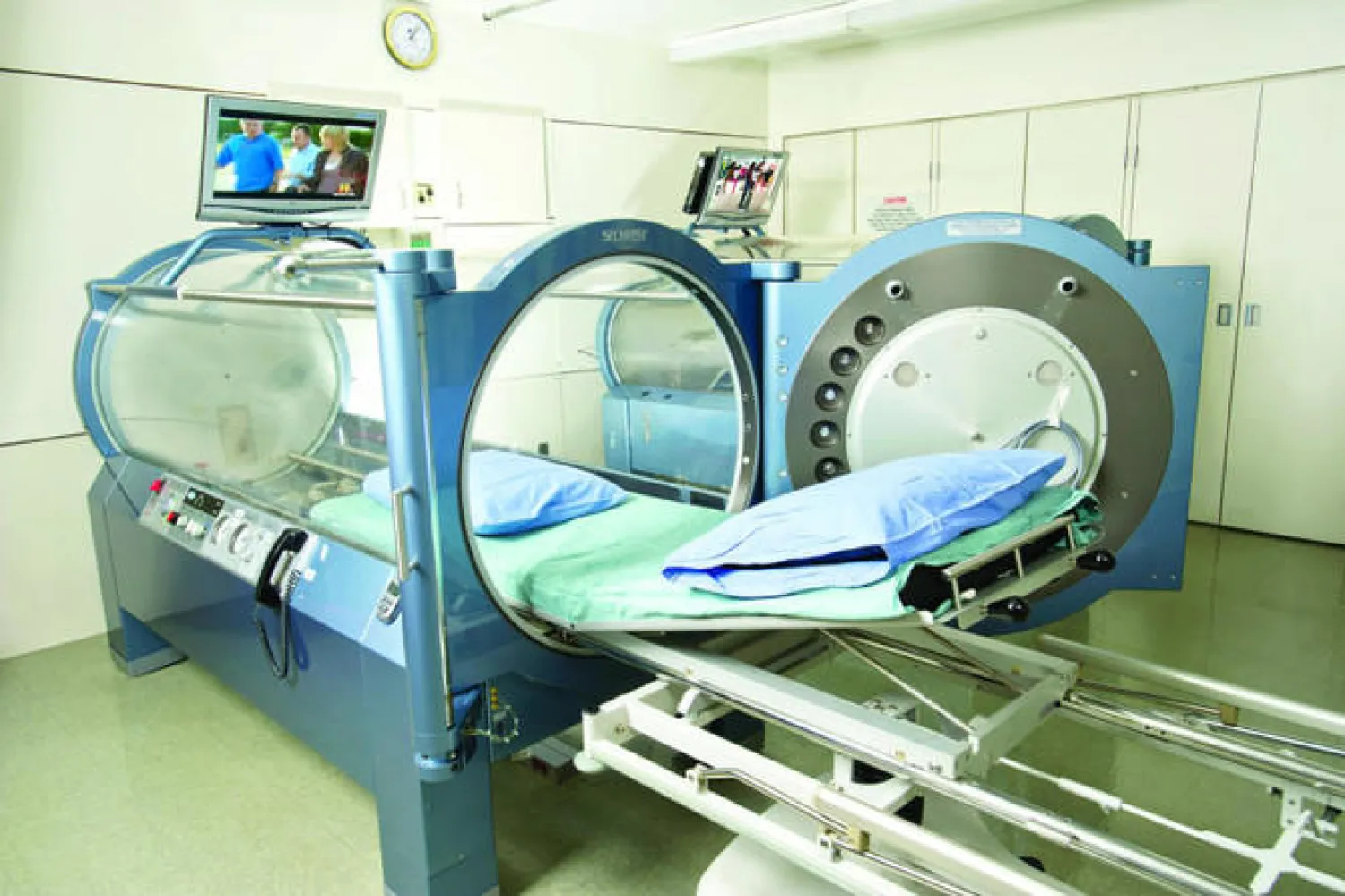 غرفة علاج بالأكسجين عالي الضغط (رويترز)