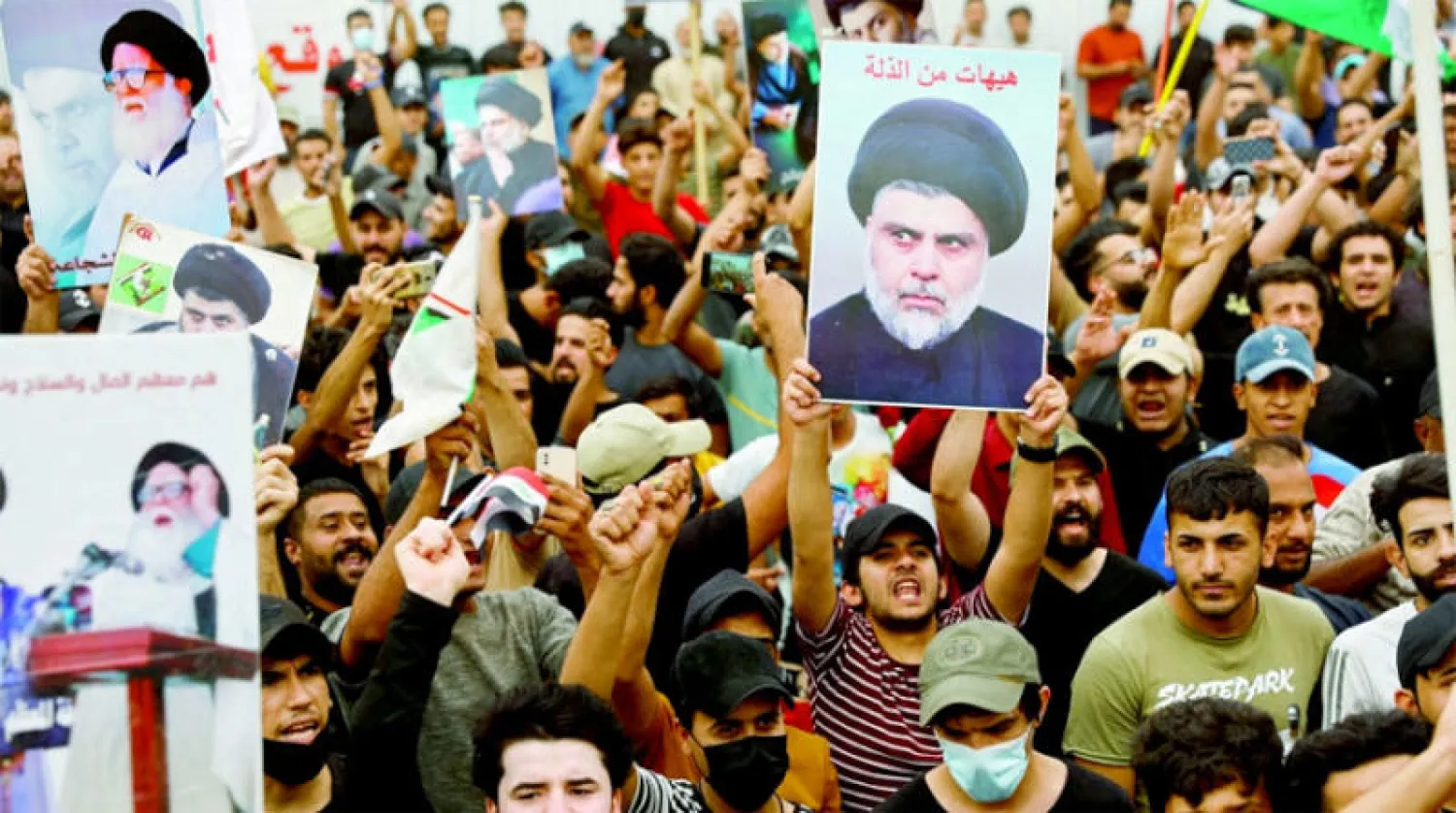 صورة أرشيفية لمؤيدين لمقتدى الصدر يحتفلون بقرار تجريم تطبيع العلاقات مع إسرائيل (رويترز)