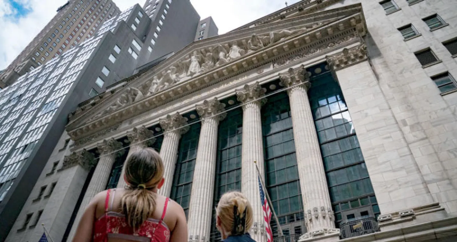 انتعشت أسواق الأسهم في نهاية أسبوع مضطرب مع هدوء المخاوف (أ.ب)