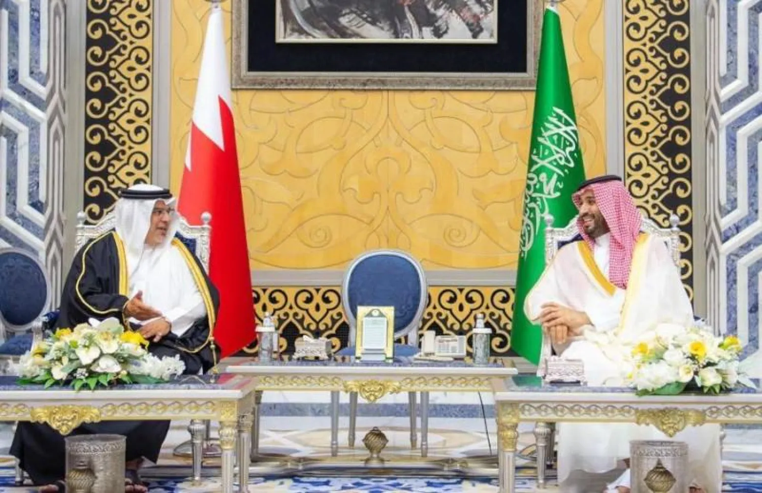 الأمير محمد بن سلمان لدى استقباله الأمير سلمان بن حمد في مطار جدة (واس)