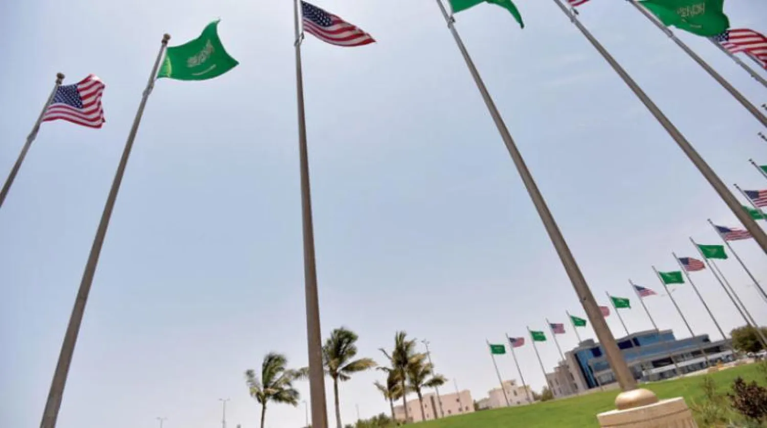 Biden'ın Cidde ziyareti için hazırlanan Suudi ve Amerikan bayrakları (AFP)