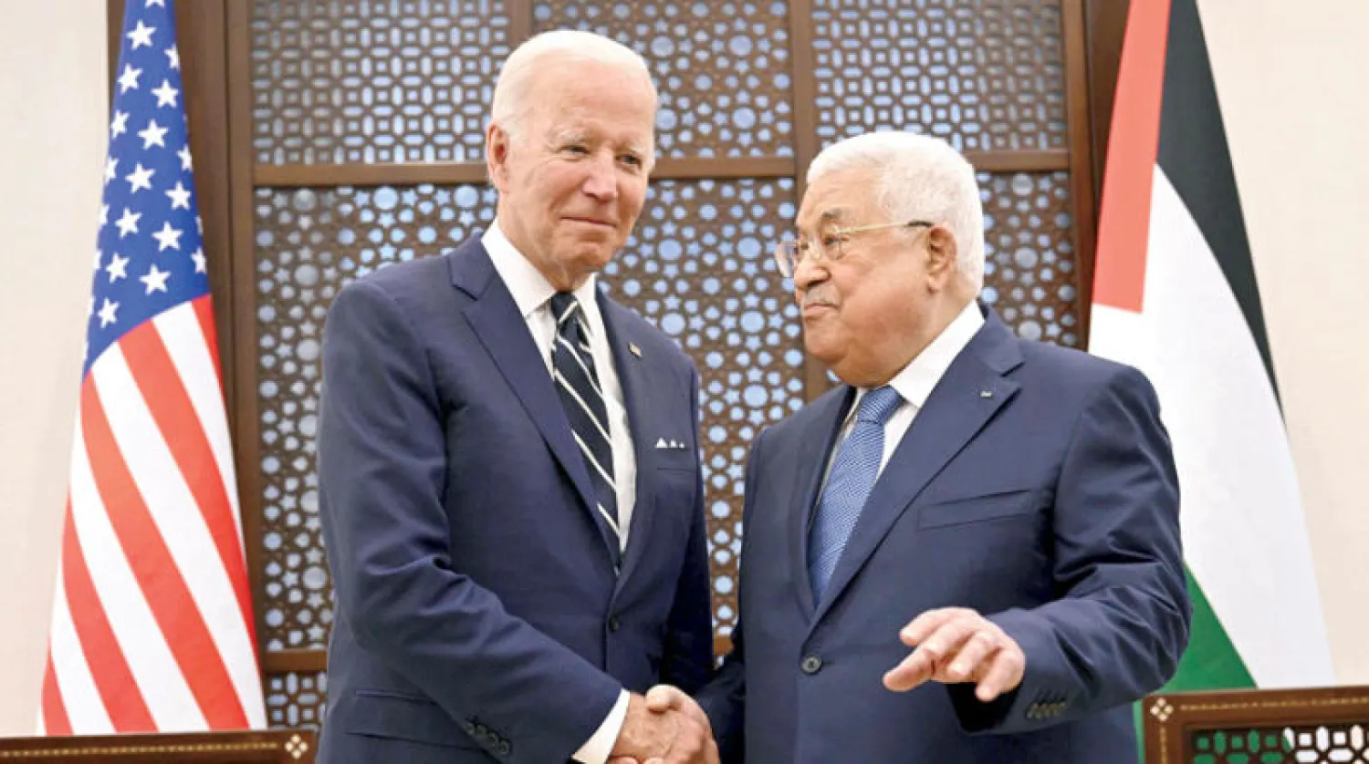 عباس لدى استقباله بايدن في بيت لحم أمس (أ.ف.ب)