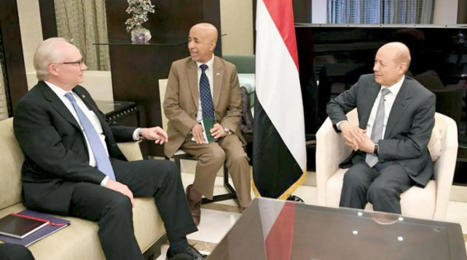 الدكتور رشاد العليمي لدى استقباله المبعوث تيم ليندركينغ في جدة الجمعة (سبأ)