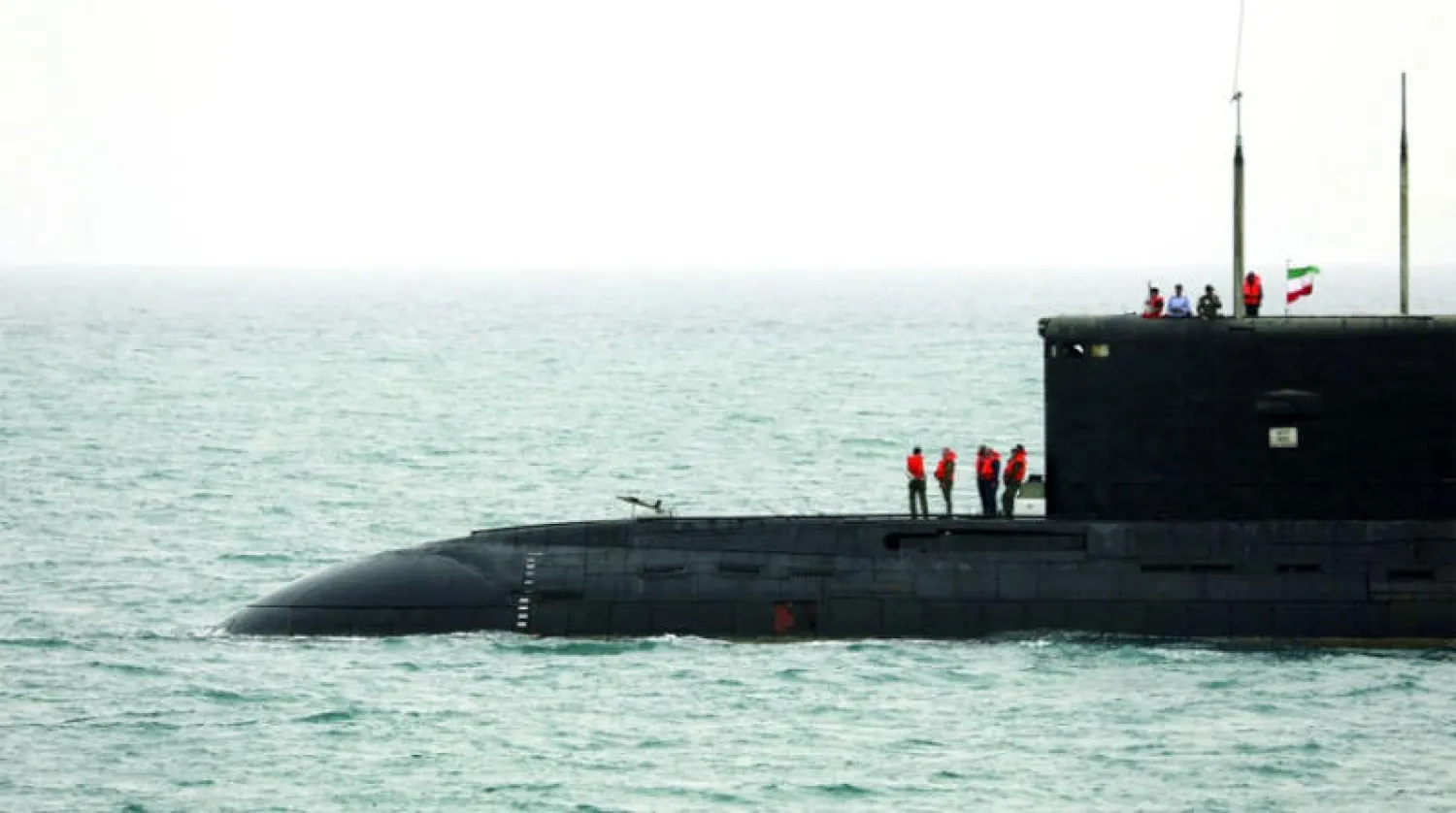 غواصة إيرانية أثناء تدشين وحدة بحرية لإطلاق المسيرات في المحيط الهندي أمس (رويترز)
