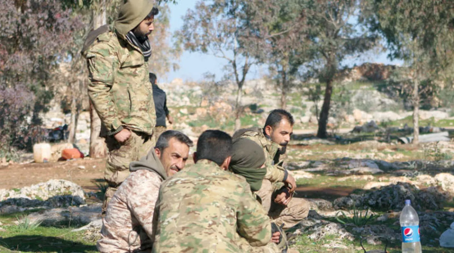 مجموعة من عناصر فصائل المعارضة السورية (الشرق الأوسط)