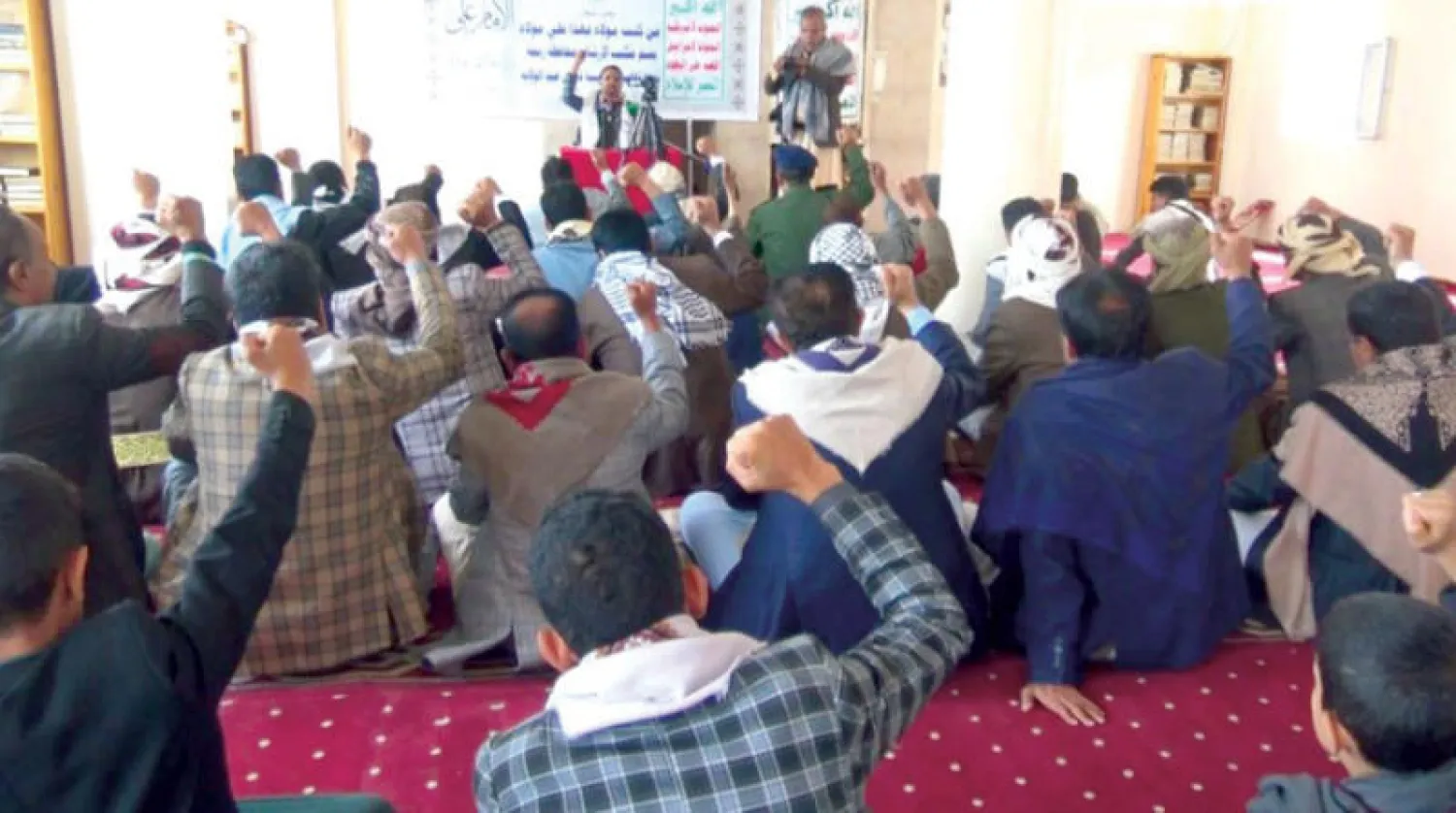 جانب من ندوة حشدت إليها الميليشيات شيوخاً وشباناً وأطفالاً بمحافظة ريمة في سياق احتفالها بما يسمى «يوم الولاية» (وسائل إعلام حوثية)